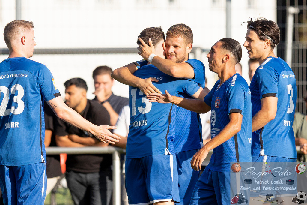 Hessenliga: Türk Gücü Friedberg - FC Eddersheim, 09.08.2024 | Toni Reljic (Türk Gücü Friedberg #44) nach seinem Tor zum 1:0 mit Niklas Kraus (Türk Gücü Friedberg #13), Türk Gücü Friedberg - FC Eddersheim, Friedberg, Städtischer Sportplatz, 9.8.2024 - Realisiert mit Pictrs.com