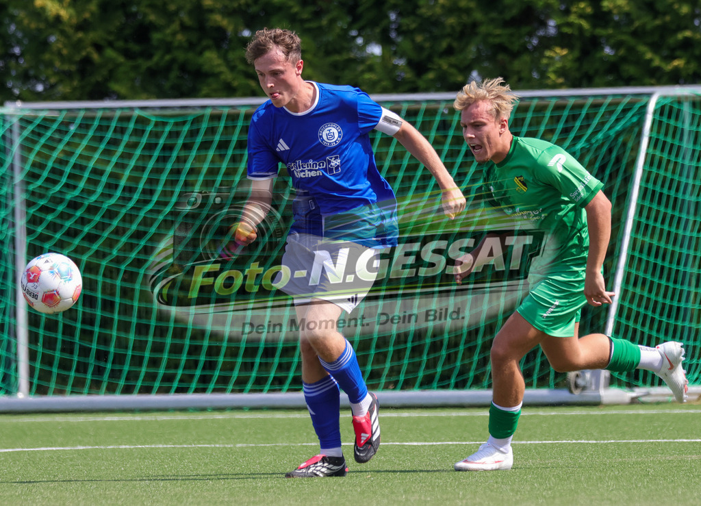 SC Enger - TuS Bruchmühlen | Auf dem Bild zu sehen: grün SC Enger: Alexander Geiger ; blau TuS Bruchmühlen: Jan Weiffenbach Bünder SV, TuS Bruchmühlen II, Saison 26/27, Kreisliga A, Enger, Deutschland - Realisiert mit Pictrs.com
