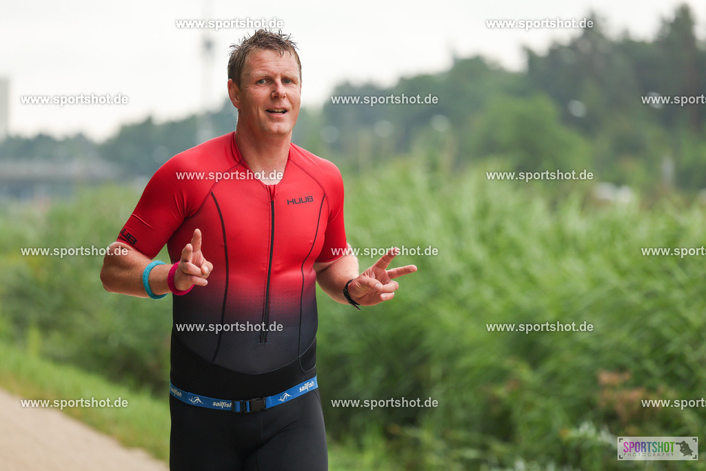 LUR_1906 | 34. M-net Erlanger Triathlon 2025 #erlangertriathlon  #mnettriathlon2025 #mnettriathlon #team #olympischedistanz #mitteldistanz #triathlon #maindonaukanal  #erlangertriathlon2025 #yourpictrs #tv1848 #tv1848erlangen  #triathlonbayern #sportinerlangen #demsportverbunden #sportshot_your_pictrs Copyright: www.sportshot.de