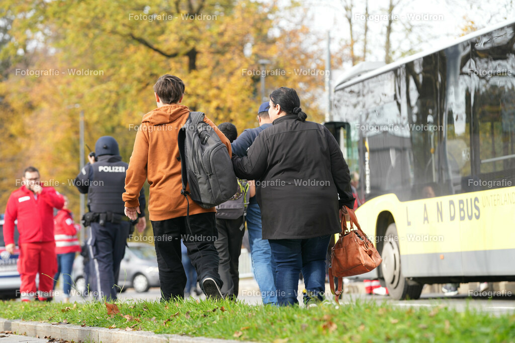 20221111 Amoklauf in Mittelschule Haselstauden | DORNBIRN, OESTERREICH - 11. NOVEMBER: Polizeieinsatz waehrend des Amoklaufs in der Mittelschule Haselstauden in Mittelschule Haselstauden on November 11, 2022 in Dornbirn, Austria.