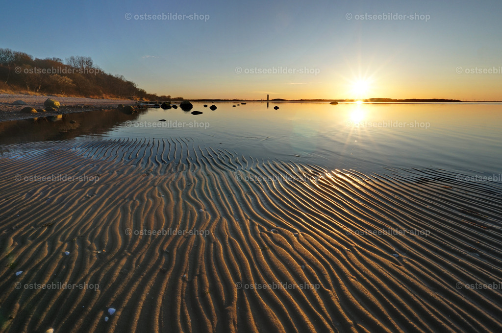 Wellen aus Sand im Abendlicht | Bei Niedrigwasser der Ostsee werden Wellenfurchen einer Sandbank vom letzten Sonnenlicht des Tages angestrahlt.