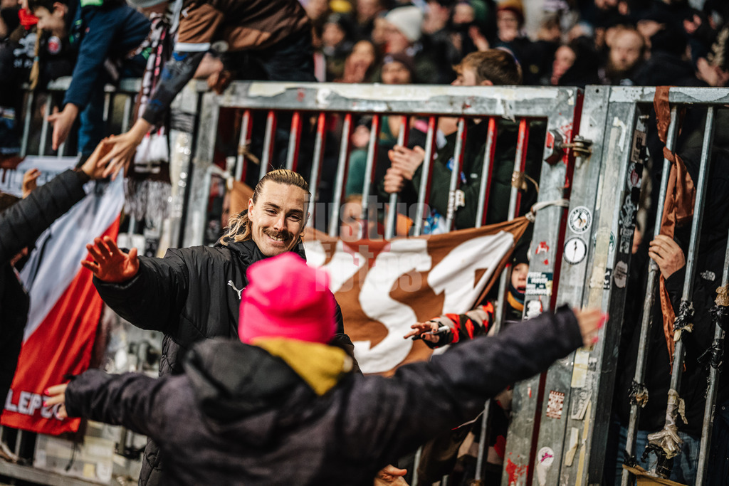 Fußball | Männer | Saison 2024/2025  | Fußball-Bundesliga | 12. Spieltag | FC St. Pauli vs. Holstein Kiel | 29.11.2024 | Jackson Irvine (#7, FC St. Pauli) umarmt einen Fan