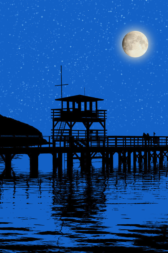 Photoart Moonlight: Seebrücke in Glücksburg | Dieses Wandbild im Querformat zeigt die künstlerische Interpretation von Glücksburg bei Nacht. In der Mitte des Bildes befindet sich die Seebrücke, die durch das Gegenlicht des Monds nur als Silhouette zu sehen ist. Auf der Seebrücke befinden sich zwei Personen. Auf dem Meer ist eine leichte Spiegelung der Seebrücke zu sehen. Es ist dieses Bild ein Teil der Photoartserie Moonlight in der weitere maritime Orte im Mondlicht gezeigt werden.  - Realisiert mit Pictrs.com