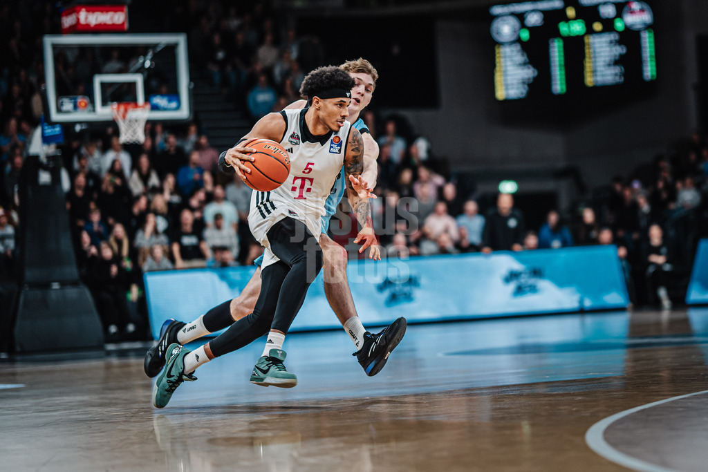 Basketball | Männer | Saison 2024/2025 | easyCredit Basketball Bundesliga | 16. Spieltag | Veolia Towers Hamburg vs. Telekom Baskets Bonn | 10.01.2025 | vorne Rivaldo Soares (#5, Telekom Baskets Bonn) hinten Jared Grey (#8, Veolia Towers Hamburg)