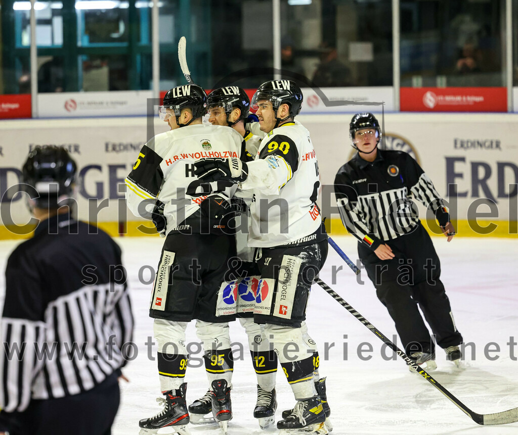 2022-12-23_023_TSV_Erding_gegen_EA_Schongau | Erding, Deutschland, 23.12.2022:
Eishockey, Bayernliga 2022 / 2023, 22. Spieltag, TSV Erding gegen EA Schongau, Endergebnis: 

Foto: Christian Riedel / fotografie-riedel.net