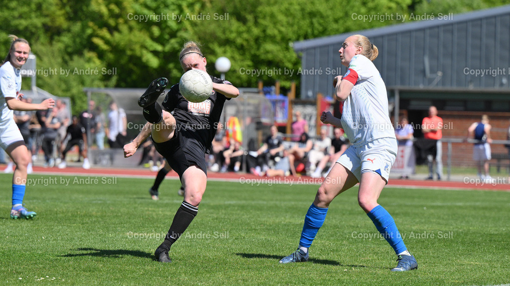 SV Henstedt-Ulzburg vs Holstein Kiel | Jennifer Michel (SVHU #77 erzielt hier das 1-1) / Jasmin Grosnick (Holstein #3) / Fußball-Regionalliga Nord Frauen 2024/2025 / 21. Spieltag, SV Henstedt-Ulzburg vs Holstein Kiel / Beckersberg A-Platz / Henstedt-Ulzburg / 11.05.25 - Realisiert mit Pictrs.com