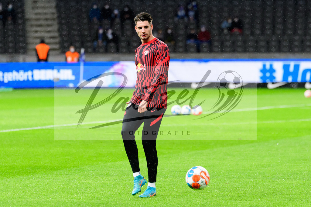BSCRBL20220220_258 | Fussball, Herren: Dominik Szoboszlai (RB Leipzig) in Aktion, am Ball, Einzelaktion bei dem Spiel der 1. Bundesliga zwischen Hertha BSC und RB Leipzig im Olypiastadion am 20.02.2022 in Berlin, Deutschland.DFB / DFL REGULATIONS PROHIBIT ANY USE OF PHOTOGRAPHS AS IMAGE SEQUENCES AND/OR QUASI-VIDEO. - Realisiert mit Pictrs.com