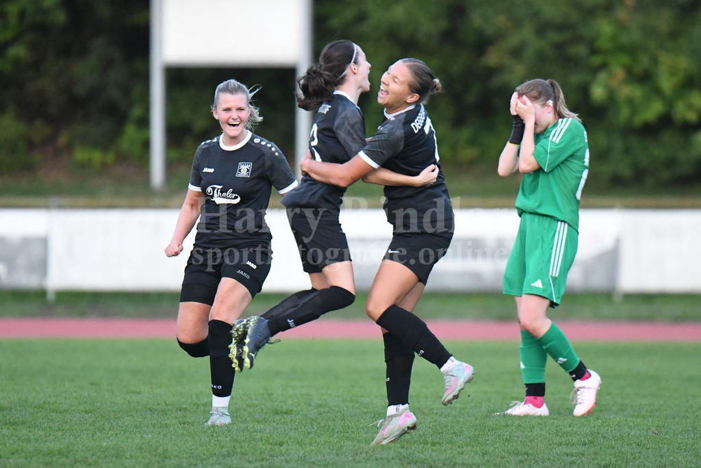 SpVgg GW Damen : SC Aufhausen | Doppel-Torschützin Eva Hofmaier  freut sich mit li. Vanessa Schmid und re. Nina Kammerl - Realisiert mit Pictrs.com