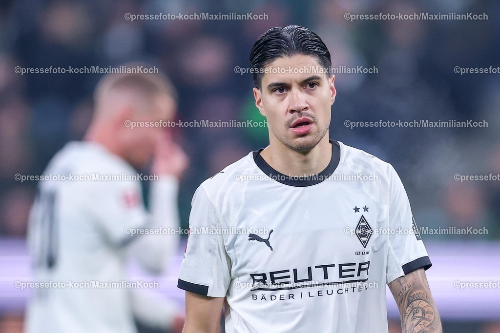 BMG13122502096 | 13.12.2025, Fußball, Borussia Mönchengladbach - VfL Wolfsburg, 1. Fußball Bundesliga, 14.Spieltag, Borussia-Park, Saison 2025 2026: Konstantinos Koulierakis (VfL Wolfsburg #04) blickt angespannt  DFB regulations prohibit any use of photographs as image sequences and or quasi-video.