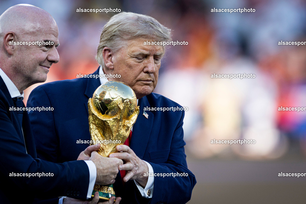 FOOTBALL : Argentine vs Espagne – Finale de la Coupe du Monde FIFA 2026. New York New Jersey Stadium, East Rutherford, New Jersey, États-Unis. 19/07/2026. | Le président des États-Unis Donald Trump et le président de la FIFA Gianni Infantino posent avec le trophée de la Coupe du Monde de la FIFA 2026 lors de la cérémonie de remise des récompenses après la finale entre l'Argentine et l'Espagne au New York New Jersey Stadium, à East Rutherford, dans le New Jersey, le 19 juillet 2026, aux États-Unis.