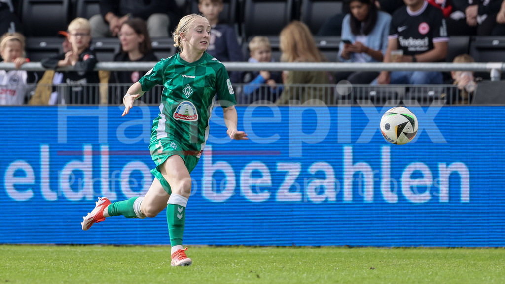 Fussball, Google Pixel Frauen-Bundesliga, Eintracht Frankfurt - SV Werder Bremen | v.li.: Caroline Siems (SV Werder Bremen, 21) am Ball, Freisteller, Einzelbild, Ganzkörper, Aktion, Action, Spielszene, DIE DFB-RICHTLINIEN UNTERSAGEN JEGLICHE NUTZUNG VON FOTOS ALS SEQUENZBILDER UND/ODER VIDEOÄHNLICHE FOTOSTRECKEN. DFB REGULATIONS PROHIBIT ANY USE OF PHOTOGRAPHS AS IMAGE SEQUENCES AND/OR QUASI-VIDEO.