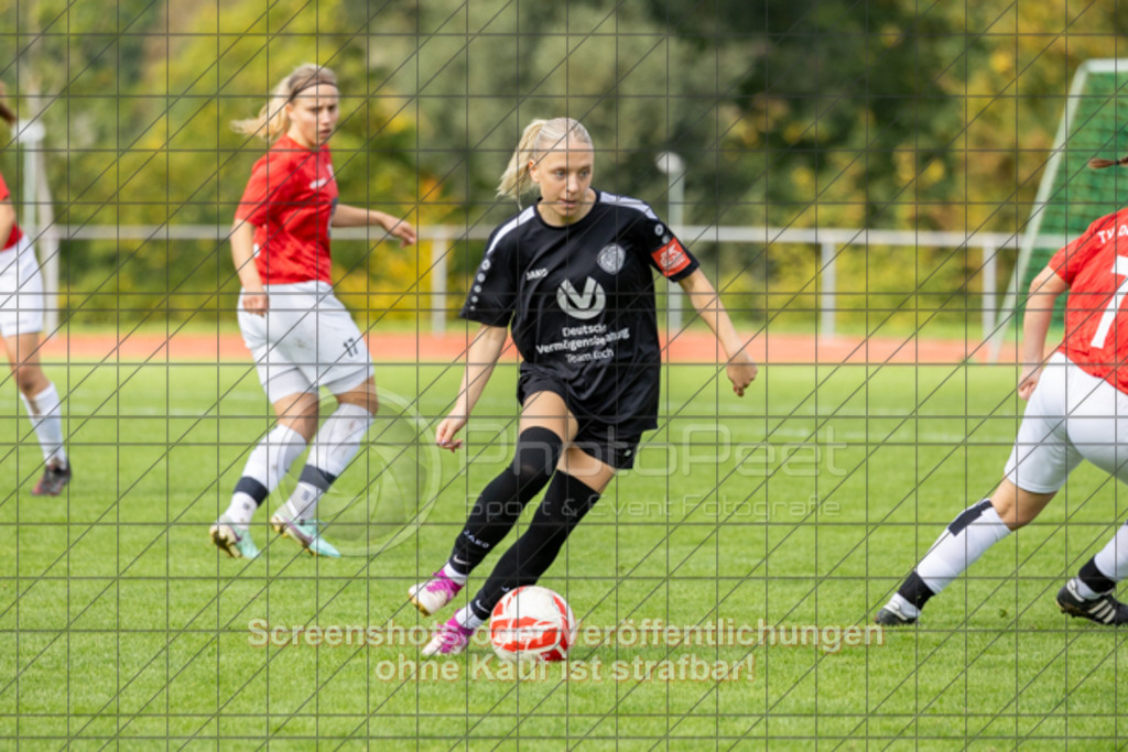 20250928_130802_0134 | Joana Bauer (1.FC Donzdorf #11)1.FC Donzdorf (schwarz) vs. TV Derendingen (rot), Fussball, Frauen-Verbandsliga Württemberg, 03. Spieltag, Saison 2025/2026, Rasenplatz Lautertal Stadion, Süßener Straße 16, 73072 Donzdorf, 28.09.2025 - 13:00 Uhr,Foto: PhotoPeet-Sportfotografie/Peter Harich