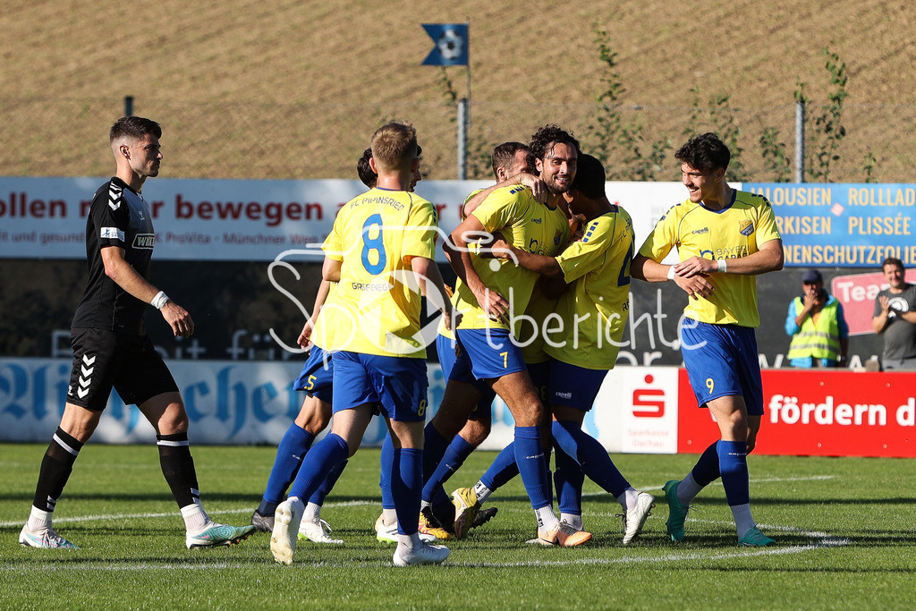 FC Pipinsried - SV Wacker Burghausen | Jubel der Hausherren nach dem Tor zum 1-0 durch Benedikt WIEGERT (FCP #28)