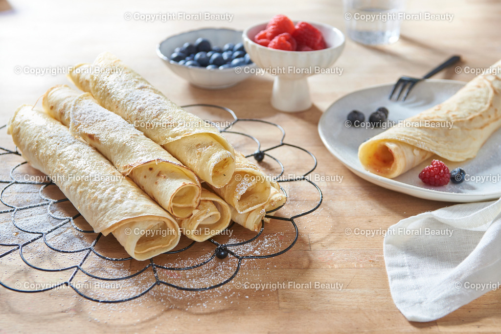 Pfannkuchen mit Blaubeeren, Himbeeren | gerollte Pfannkuchen mit Blaubeeren, Himbeeren und Puderzucker - Realisiert mit Pictrs.com