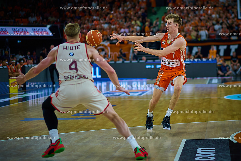 GER, ratiopharm ulm gegen FC Bayern, Basketball, 2. PlayOff, Finale, EasyCredit Bundesliga, Spielzeit 2024/2025, 18.06.2025 | Tobias Jensen (ratiopharm ulm, #07) QuerpassGER, ratiopharm ulm gegen FC Bayern, Basketball, 2. PlayOff, Finale, EasyCredit Bundesliga, Spielzeit 2024/2025, 18.06.2025Foto: Eibner-Pressefoto/Gerald Oelze-de Stoppany