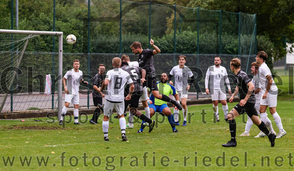 2023-08-27_095_TSV_Egmating_II_gegen_SG_Grasbrunn-Haar_II | Egmating, Deutschland, 27.08.2023:
Fußball, B-Klasse 2023 / 2024, 2. Spieltag, TSV Egmating II gegen (SG) Grasbrunn / Haar II, Endergebnis: 1:2

Timm Lohmann ((SG) Grasbrunn / Haar II, #8), Natnael Gebrmeskel (TSV Egmating, #5), Torwart Tobias Hahn ((SG) Grasbrunn / Haar II, #1)

Foto: Christian Riedel / fotografie-riedel.net