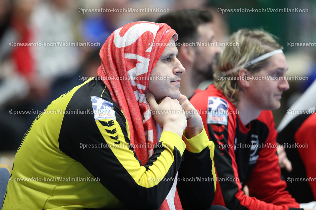WupHBL12022302127 | 12.12.2023, Wuppertal, Handball, Uni-Halle, Liqui Moly Bundesliga, 19. Spieltag Saison 2022 2023, Bergischer HC - MT Melsungen:  Nebojsa Simic, Torhüter von MT Melsungen sitzt mit einem Handtuch über dem Kopf auf der Spielerbank und blickt enttäuscht nach vorne