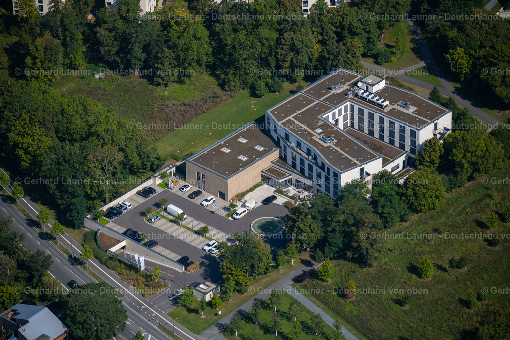 4050629 | WüRZBURG 01.09.2021 Gebäudekomplex der Hotelanlage "Hotel Melchior Park GmbH" Am Galgenberg in Würzburg im Bundesland Bayern, Deutschland. Weiterführende Informationen bei: Hotel Melchior Park GmbH. // Complex of the hotel building "Hotel Melchior Park GmbH" Am Galgenberg in Wuerzburg in the state Bavaria, Germany. Further information at: Hotel Melchior Park GmbH. Foto: Gerhard Launer