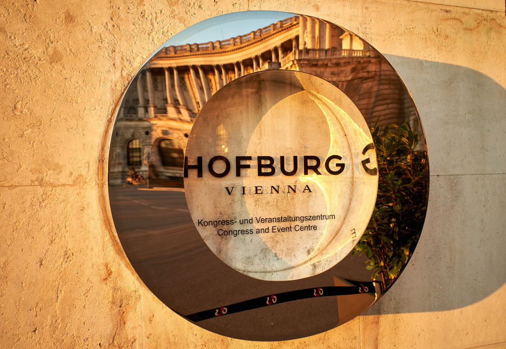 Hofburg Zeichen an der Wand | Wien, Austria - July 04, 2019: Hofburg Zeichen an der Wand. - Realisiert mit Pictrs.com