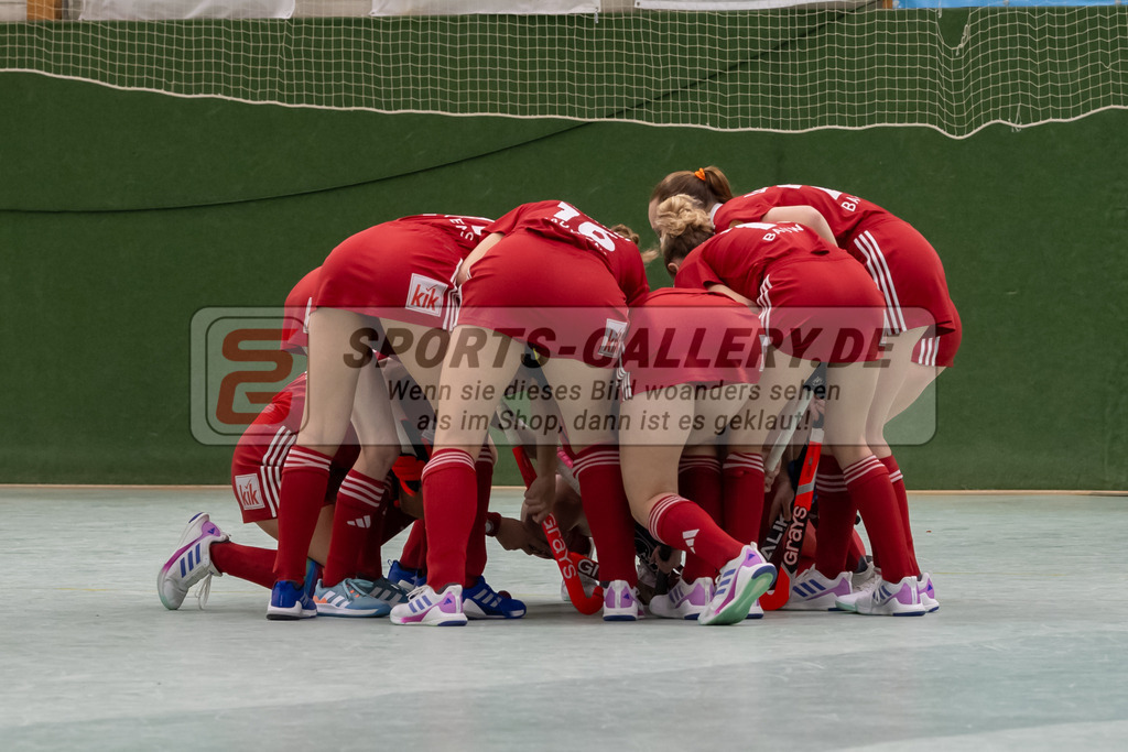 SFE_20241201_0002 | Köln, Deutschland, 01.12.2024:  Hockey 1. Bundesliga Damen Rot-Weiss Köln - HTC Uhlenhorst im KTHC Stadion Rot-Weiss Köln Tennis and Hockey Club am 01.12.2024 in Köln, Deutschland. (Foto von Stephan Fehrmann)Köln, Germany, 01.12.2024: Hockey 1. Bundesliga Damen Rot-Weiss Köln - HTC Uhlenhorst in KTHC Stadion Rot-Weiss Köln Tennis and Hockey Club at 01.12.2024 in Köln, Deutschland. (Foto from Stephan Fehrmann)