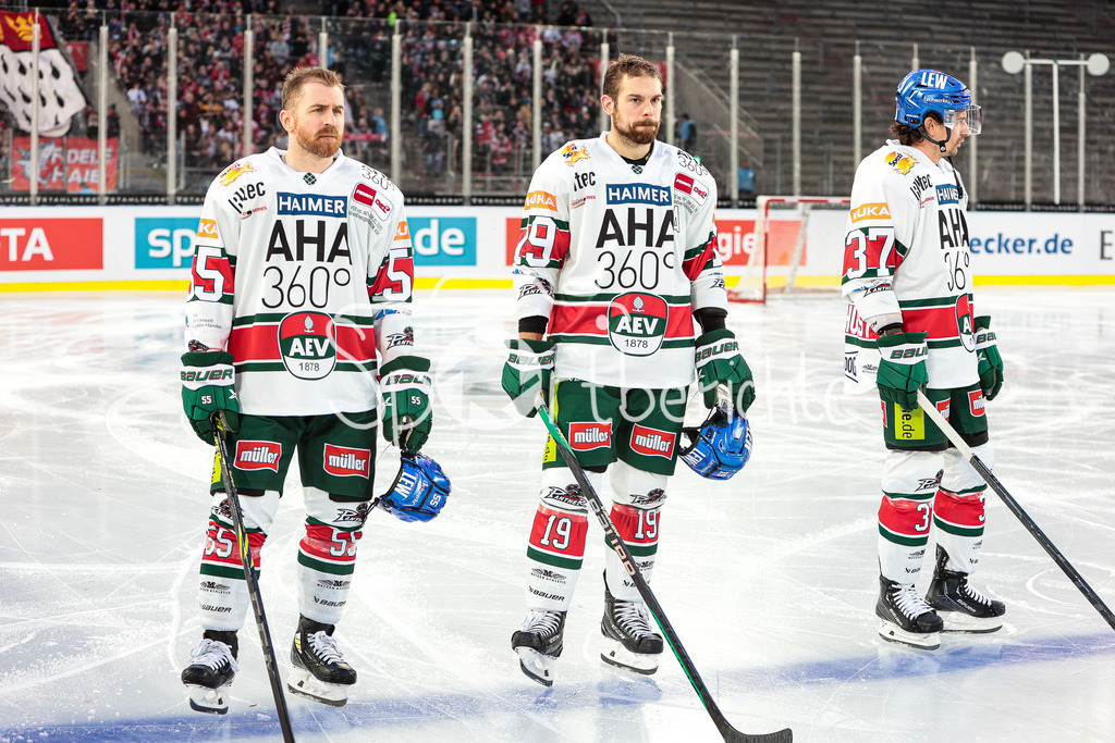 Kölner Haie - Augsburger Panther | v. l. David WARSOFSKY (AEV #55), Adrew LeBlanc (AEV #19) und Terry BROADHURST (AEV #37)