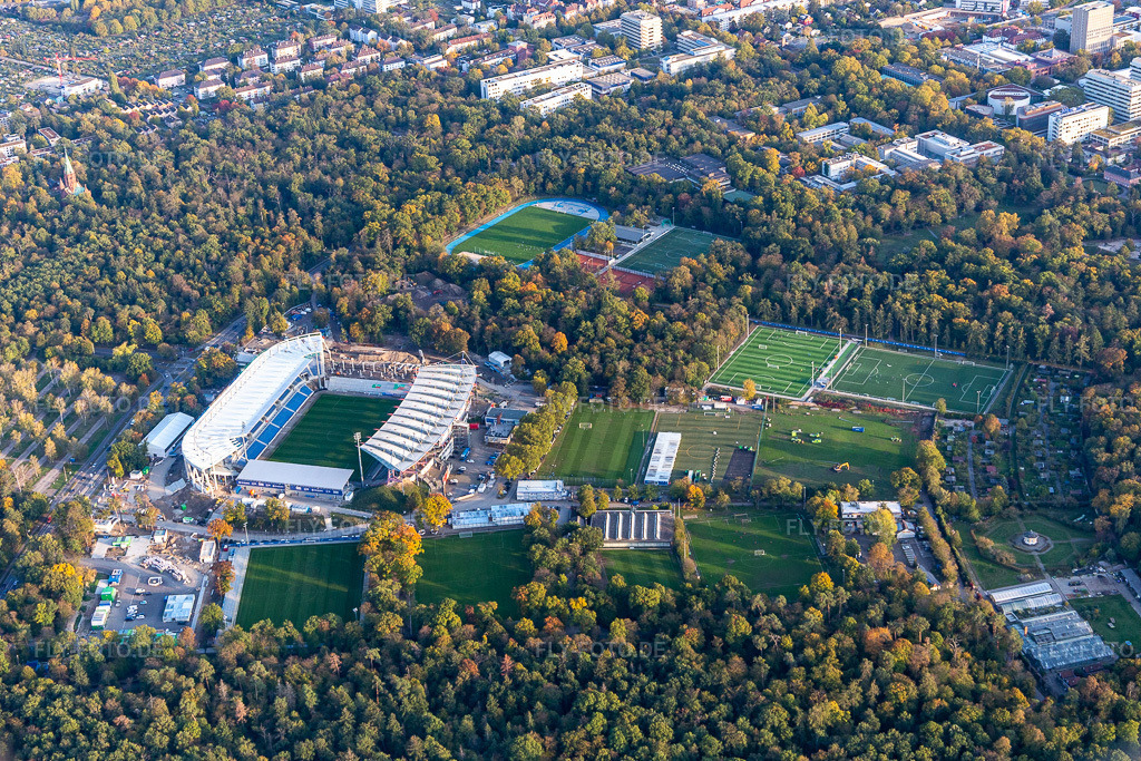 Luftbild: Baustelle zum Neubau des Wildparkstadions des KSC im Ortsteil Innenstadt-Ost in Karlsruhe im Bundesland Baden-Württemberg in Deutschland. Foto: IMG_123412.jpg vom 19.10.2020 durch Werner Riehm/FLY-FOTO.de