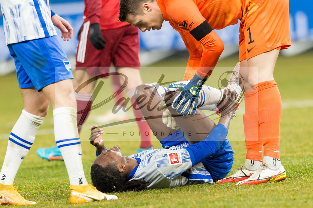 BSCFCB20220123_080 | Fussball, Herren: Dedryck Boyata (Hertha BSC) verletzt am Boden bei dem Spiel der 1. Bundesliga zwischen Hertha BSC und FC Bayern Muenchen im Olypiastadion am 23.01.2022 in Berlin, Deutschland.DFB / DFL REGULATIONS PROHIBIT ANY USE OF PHOTOGRAPHS AS IMAGE SEQUENCES AND/OR QUASI-VIDEO. - Realisiert mit Pictrs.com