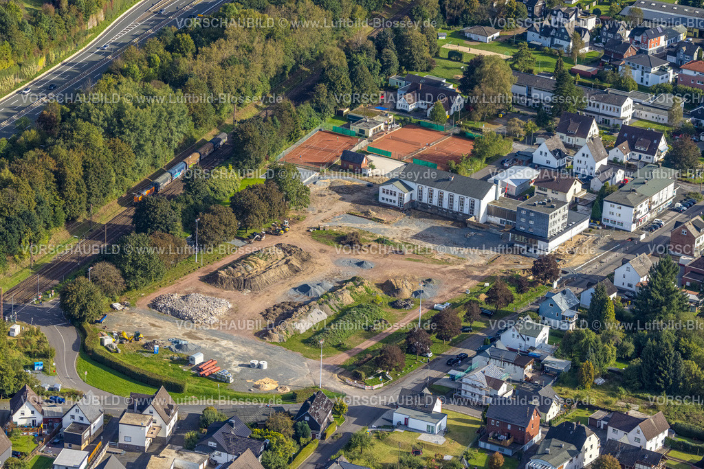 Kreuztal230911935 | Luftbild, Baustelle ehemaliger Sportplatz Buschhütten für geplante Wohnsiedlung, Turn- und Festhalle Veranstaltungsstätte, Tennisplätze TC Buschhütten, Buschhütten, Kreuztal, Siegerland, Nordrhein-Westfalen, Deutschland