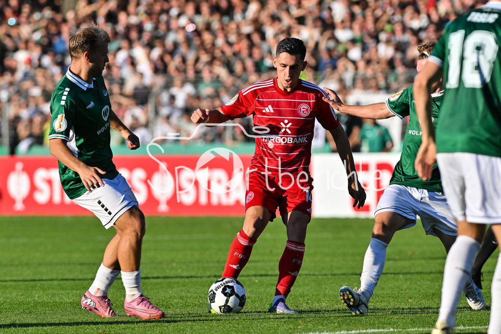 1. FC Schweinfurt 05 - Fortuna Düsseldorf | im Duell Johannes GEIS (Schweinfurt 30) und Sotiris ALEXANDROPOULOS (Fortuna 14) / Zweikampf / DFB-Pokal: 1. FC Schweinfurt 05 - Fortuna Düsseldorf; Riedel-Bau Arena am 18.08.2025