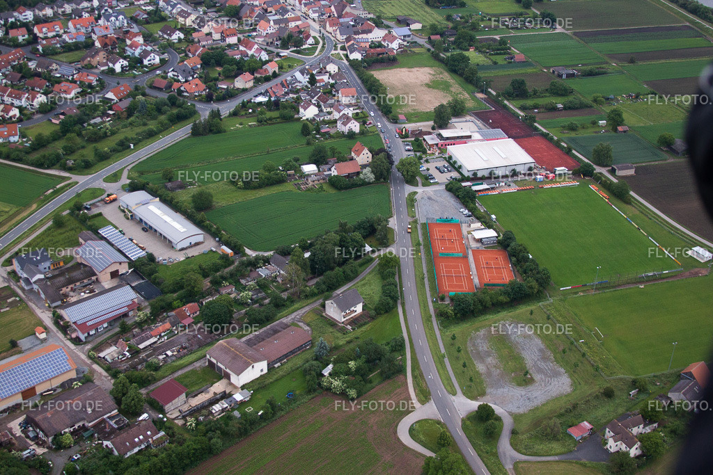 Tennisplatz Sportanlage TuS 1907 | Luftbild: Tennisplatz Sportanlage TuS 1907 in Bergrheinfeld im Bundesland Bayern in Deutschland. Foto: IMG_66152.jpg vom 30.05.2014 durch Werner Riehm/FLY-FOTO.de - Realisiert mit Pictrs.com