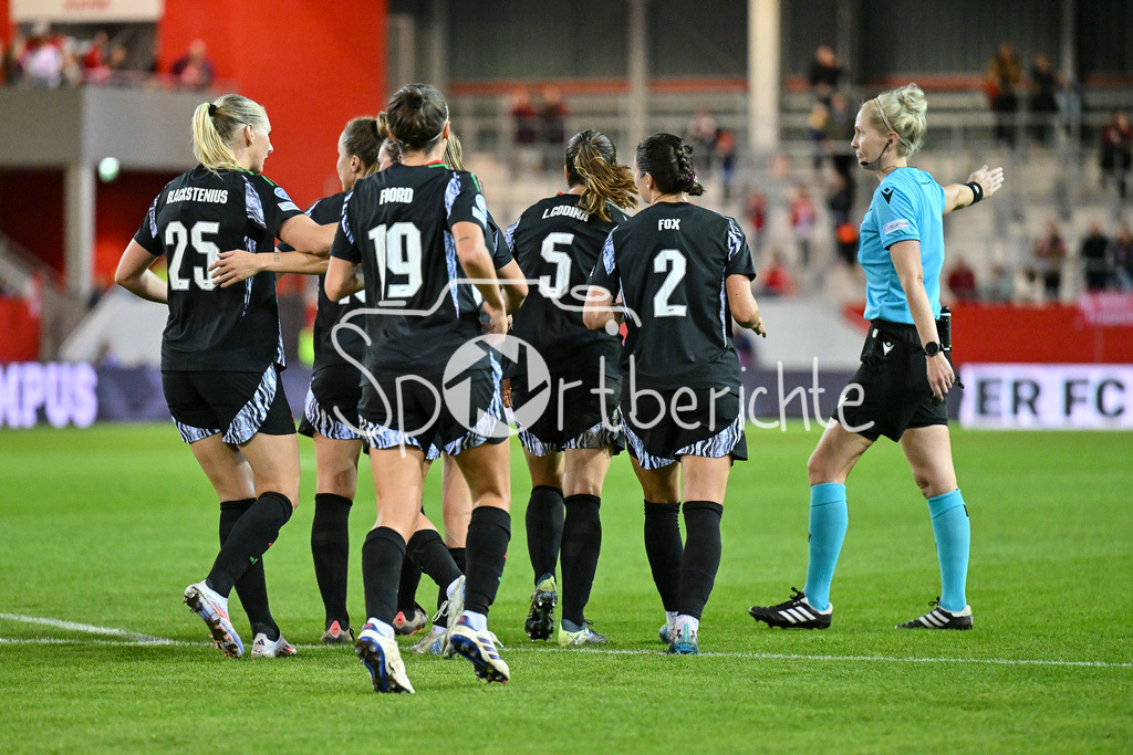 FC Bayern München Frauen - Arsenal London Frauen | Jubel der Gaeste nach dem Auslgeich zum 2-2 durch Codina PANEDAS (Arsenal London Frauen #5) / Freude / Happy / tor / Treffer / Torschueztin / UEFA Womens Champions League: FC Bayern München Frauen - Arsenal London Frauen, FC Bayern Campus am 09.10.2024