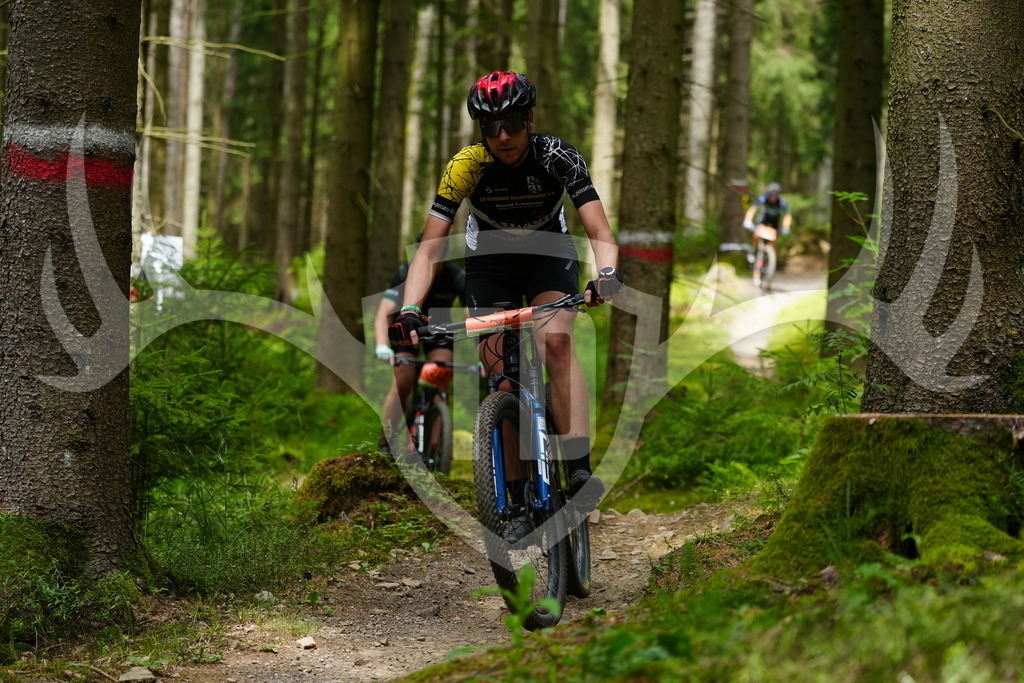 FC100380 | Fotogalerie der Treibjagd im Dunkelwald - Dein MTB Etappenrennen im Erzgebirge - Realisiert mit Pictrs.com