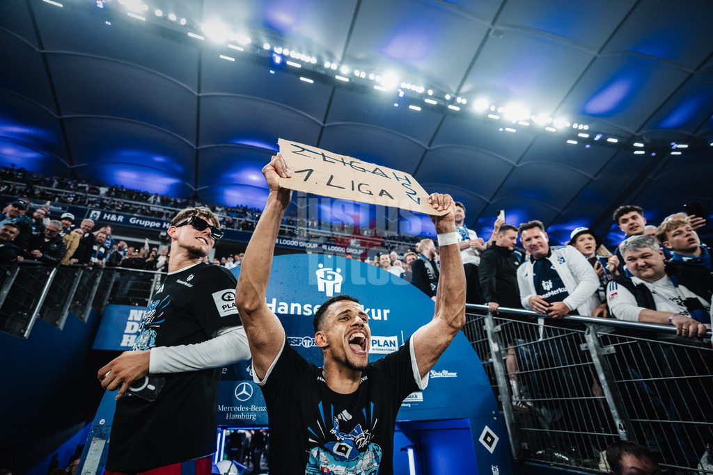 Fußball | Männer | Saison 2024/2025 | 2. Fußball-Bundesliga | 33. Spieltag | Hamburger SV vs. SSV Ulm 1846 | 10.05.2025 | v.l. Otto Emerson Stange (#49, HSV) und Robert Glatzel (#9, HSV) feiern den Aufstieg mit einem Schild 2 Liga durchgestrichen 1 Liga HSV