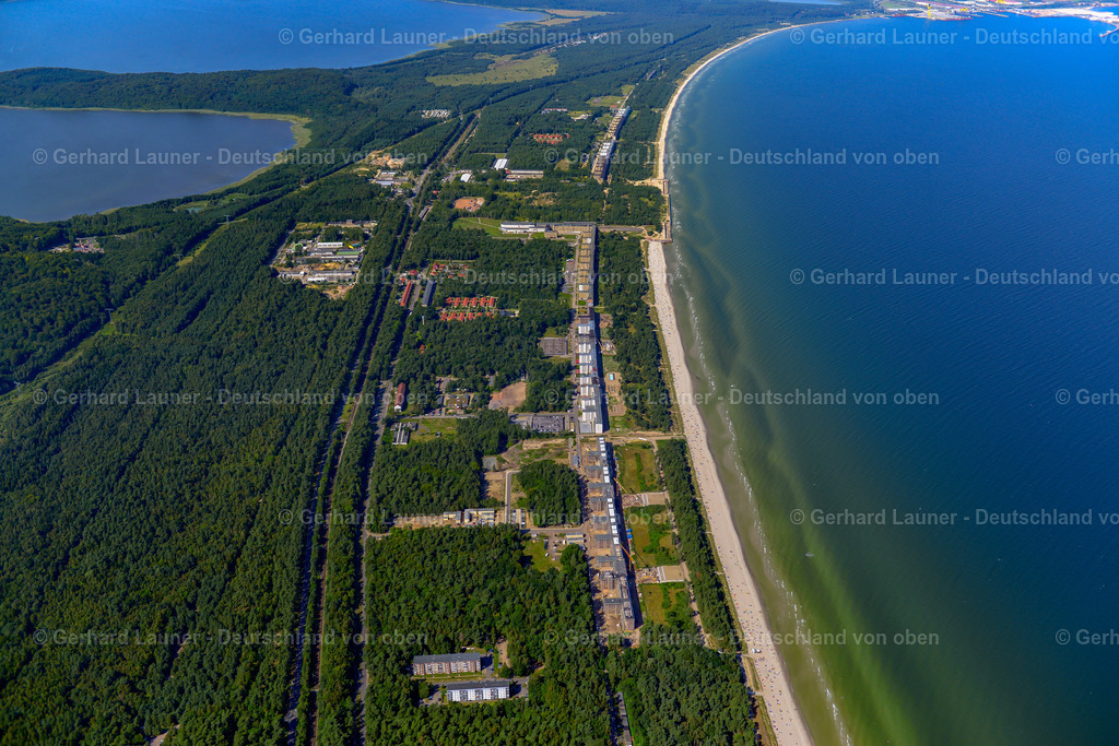 3637858 | BINZ 25.08.2016 Gebäudekomplex der ehemaligen Militär- Kaserne " Koloss von Prora " im Ortsteil Prora in Binz im Bundesland Mecklenburg-Vorpommern. Das KdF Bad Prora und die ehemalige Ferienanlage wird u.a. durch die Baltic Bau – Baltische Immobilienverwaltungs GmbH zu einer attraktiven Eigentumswohnanlage mit Ferienwohnungen am Strand der Ostsee umgebaut, modernisiert und saniert. // Building complex of the former military barracks " Koloss von Prora " in the district Prora in Binz in the state Mecklenburg - Western Pomerania. Foto: Gerhard Launer