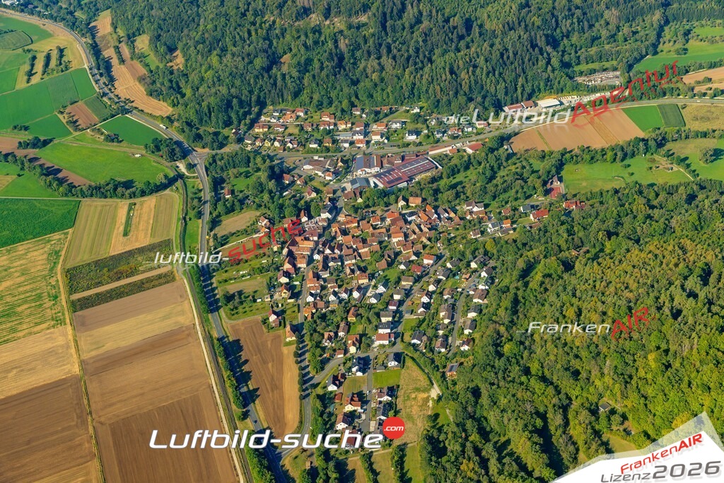 Das Luftbild zeigt : Gasseldorf Ebermannstadt - Die Luftaufnahme wurde 2024 vom UL-Flugzeug aus erstellt ( keine Drohne ) - Hochauflösende Luftaufnahme - Für grossformatige Ausdrucke geeignet. Die Geschenkidee !Mit Lizenz und Bildrechte bestellbar