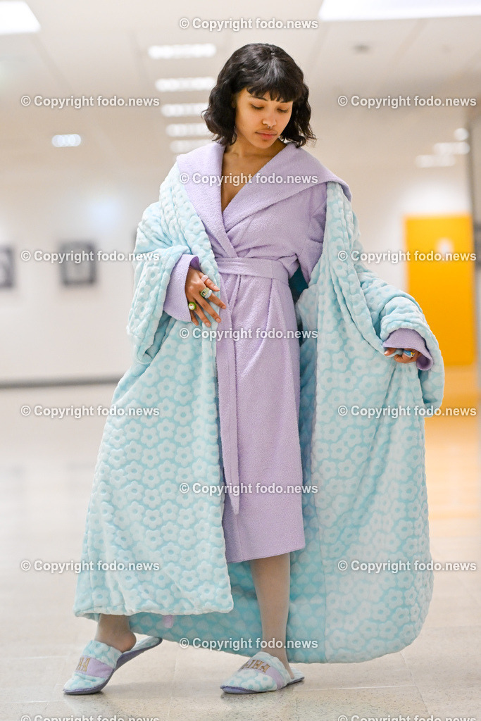 HBLA Lentia_ Modeschule_ 07.02.2023-13 | 07.02.2023, Linz, AUT, HBLA Lentia, Modeschule, Mantelkreationen, im Bild Joelle Oliha (19, Linz)