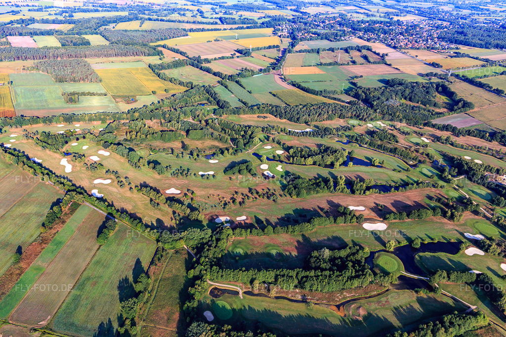 Luftbild: Gelände des Golfplatz Green Eagle Golf Courses (Luhe) im Ortsteil Luhdorf in Winsen im Bundesland Niedersachsen in Deutschland. Foto: IMG_110339.jpg vom 18.08.2018 durch Werner Riehm/FLY-FOTO.de