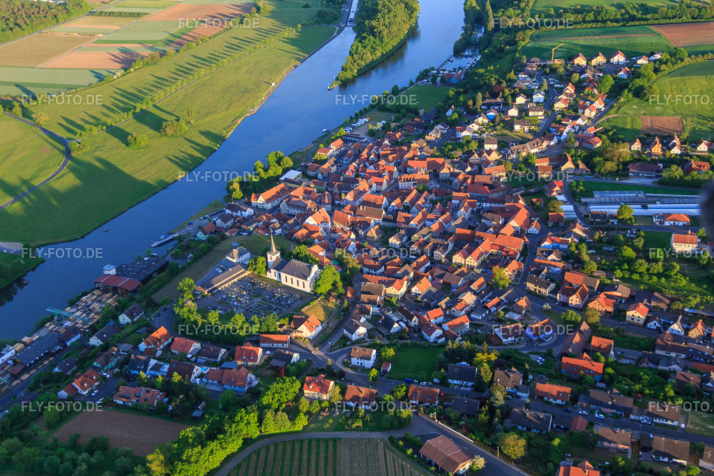 Dorfansicht an der Mainfähre Wipfeld aus Norden | Luftbild: Dorfansicht an der Mainfähre Wipfeld aus Norden in Wipfeld im Bundesland Bayern in Deutschland. Foto: IMG_079158.jpg vom 15.05.2015 durch Werner Riehm/FLY-FOTO.de - Realisiert mit Pictrs.com