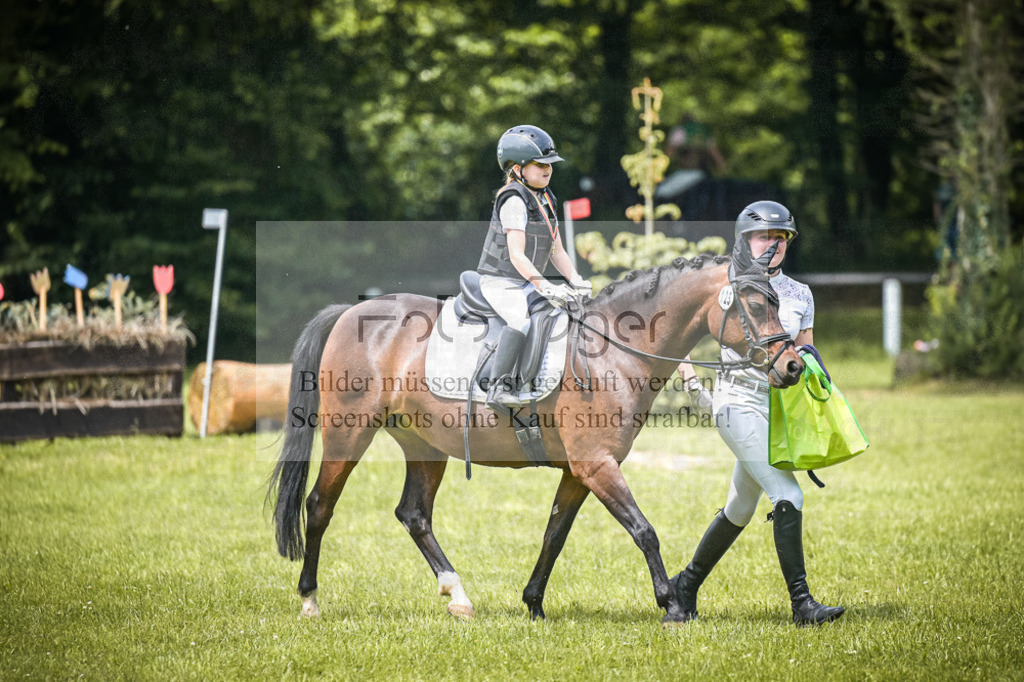 DOS_5897 | Entdecke hochwertige Reitturnierfotos von Foto Oger. Professionell, emotional und authentisch – jetzt Lieblingsmomente im Shop bestellen.Deutschlandweite Turnierfotografie. - Realisiert mit Pictrs.com