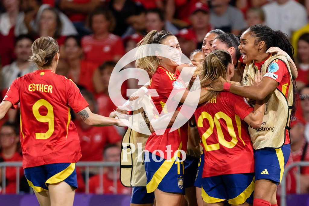 Spain v Switzerland - UEFA Women's EURO 2025 Quarter-Final | BERN, SWITZERLAND - JULY 18: Claudia Pina of Spain celebrates after scoring her team's second goal with teammates  during the UEFA Women's EURO 2025 Quarter-Final match between Spain v Switzerland at Stadion Wankdorf on July 18, 2025 in Bern, Switzerland. (Photo by Giuseppe Velletri/Sports Press Photo/Getty Images)