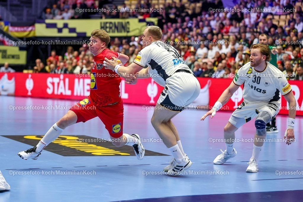 EHF15012602052 | 15.01.2026, Handball, Men's EHF EURO 2026, Deutschland - Östereich, Jyske Bank Boxen in Herning, Dänemark, Preliminary Round:  Lukas Hutecek (Austria #72) im Zweikampf gegen   Justus Fischer (Germany #54) und  Tom Kiesler (Germany #30) 