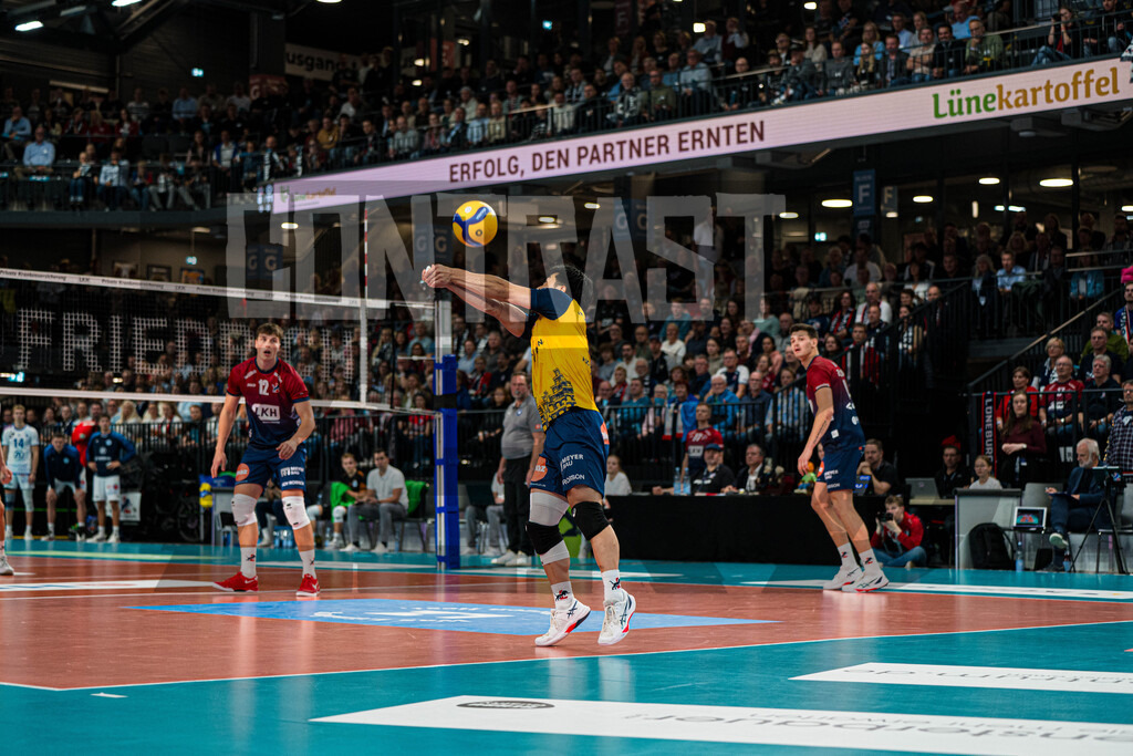 Volleyball I Herren I Saison 2025/2026 I Bundesliga I 5. Spieltag I SVG Lüneburg - VfB Friedrichshafen | Sho Takahashi (21, SVG Lüneburg) baggert den Ball - Realisiert mit Pictrs.com