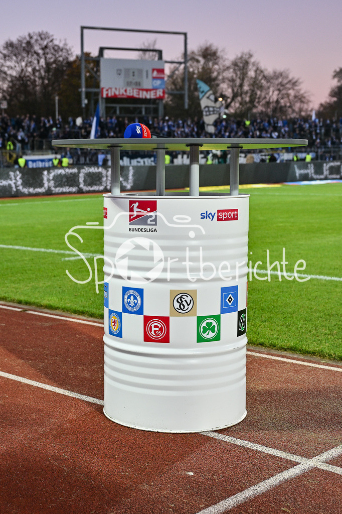 SSV Ulm 1846 Fussball - FC Schalke 04 | Die SKY Sport Moderationstonne der 2. Bundesliga steht bereit / SKYSPORT / Moederationstisch / Moderation Tonne / Symbolbild / 2. Bundesliga: SSV Ulm 1846 Fussball - FC Schalke 04, Donaustadion am 01.11.2024