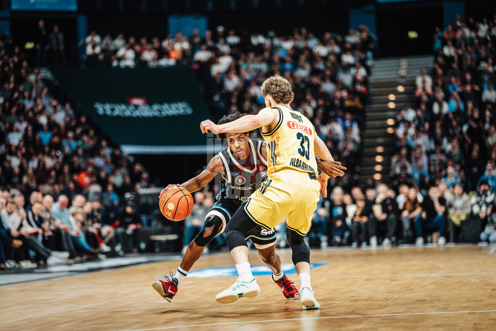 Basketball | Männer | Saison 2025/2026 | easyCredit Basketball Bundesliga | Veolia Towers Hamburg vs. ALBA BERLIN | 14.12.2025 | v.l. Ross Williams (#34, Hamburg Towers) gegen Bennet Hundt (#33, ALBA Berlin)