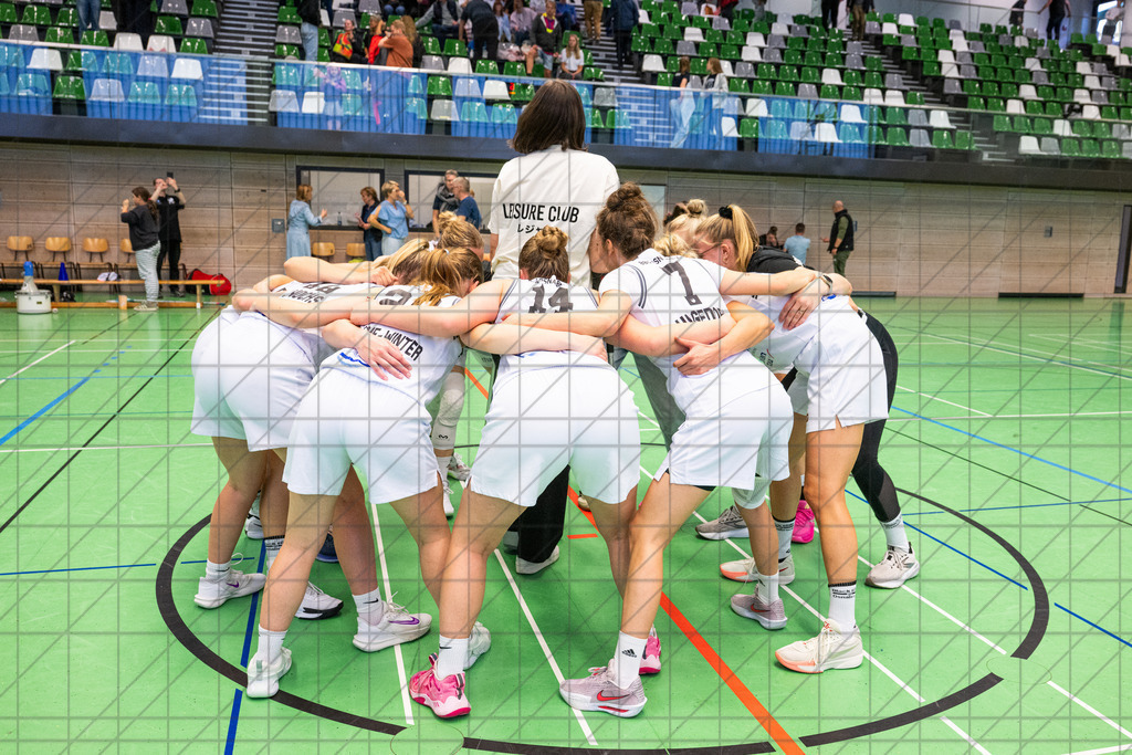 DBBL Pokal 25/26 | Runde 02 | BBC Osnabrück vs. New Basekets Oberhausen | Der Kreis in der Mitte. Alle hoffe das die verletzte ARLT Carlotta (BBC Osnabrück #19) bald wieder mit dabei ist. //  21.09.25: DBBL Pokal 25/26 | Runde 02 | BBC Osnabrück vs. New Basekets Oberhausen / Osnabrück / Deutschland  //   CREDIT:www.bullenfotos.de, Martin König, Hörner Weg 40, D-49078 Osnabrück, +4917663732967 // Nutzung und Weitergabe nur zu den vereinbarten Zwecken. Presseanfragen an Ersteller. Alle Rechte beim Ersteller. Honorierung nach MFM. - Realisiert mit Pictrs.com