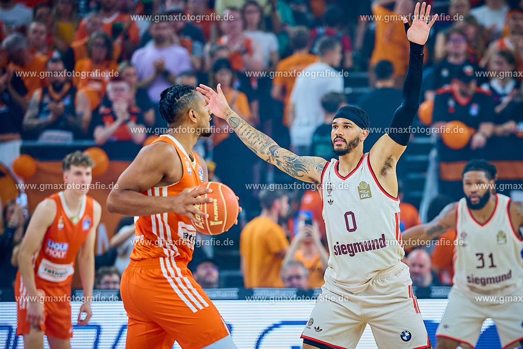 GER, ratiopharm ulm gegen FC Bayern, Basketball, 2. PlayOff, Finale, EasyCredit Bundesliga, Spielzeit 2024/2025, 18.06.2025 | Duell Nelson Weidemann (ratiopharm ulm, #00) gegen Nick Weiler-Babb (FC Bayern, #00)GER, ratiopharm ulm gegen FC Bayern, Basketball, 2. PlayOff, Finale, EasyCredit Bundesliga, Spielzeit 2024/2025, 18.06.2025Foto: Eibner-Pressefoto/Gerald Oelze-de Stoppany