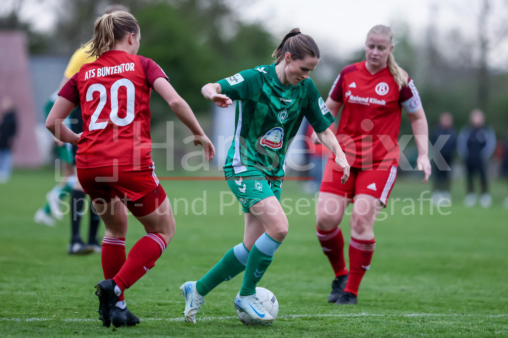 Fussball, Testspiel Frauen, ATS Buntentor - SV Werder Bremen | v.li.: Birte Eichhorn (ATS Buntentor, 20), Reena Wichmann (SV Werder Bremen, 6) am Ball, Einzelbild, Ganzkörper, Aktion, Action, Spielszene