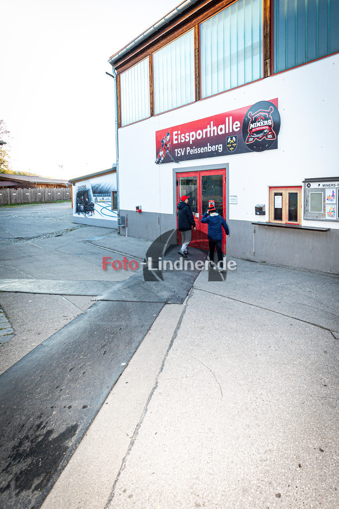 Gebäude | Eisstadion Peißenberg 2024/25, Gebäude, 20241115,Zugang zum Stadion,2024-11-15 in Peißenberg (Eisstadion Peißenberg)Copyright: WolfgangxLindner foto-lindner.de