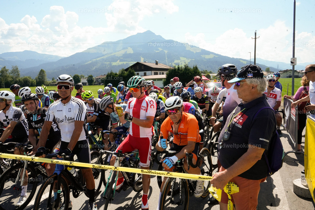 312_20230817_Bewerb_Maenner_Muehlanger | AUT - OESTERREICH, 2023-08-16: SPORT RENNRAD-FAHREN - 55. INTERNATIONALER RADWELTPOKAL IN ST. JOHANN IN TIROL  - Vintage-Radrennen mit WM-Bronze-Medaillen-Siegerin Christina Schweinberger, den Teilnehmer und Alexander Baumann (vom Orginastions-Team) - TAG 2 BEWERB MAENNER IN SECHS GRUPPEN  ; Foto: Roland Muehlanger