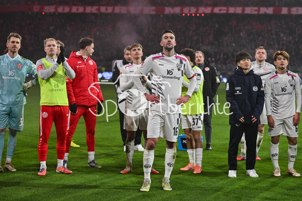 FC Bayern München - 1. FSV Mainz 05 | MUNICH, GERMANY - 14. DECEMBER: die Spieler der Gäste bedanken sich bei den mitgereisten Fans nach dem Bundesligamatch zwischen dem FC Bayern München und dem 1. FSV Mainz 05 am 14. Spieltag in der Allianz Arena / DFL REGULATIONS PROHIBIT ANY USE OF PHOTOGRAPHS AS IMAGE SEQUENCES AND/OR QUASI-VIDEO